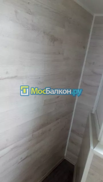 Отделка балконов ламинатом в Москве цены под ключ от МосБалкон