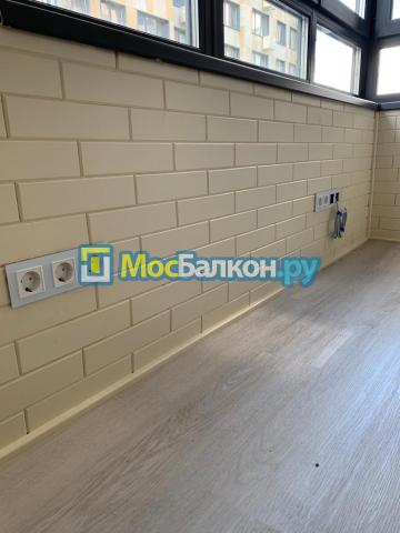 отделка балкона стеновым паркетом и ламинатом