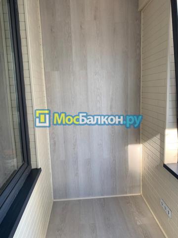 отделка балкона стеновым паркетом и ламинатом