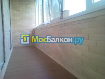 Отделка балкона стеновым паркетом 