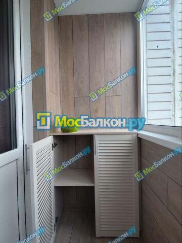 отделка балкона ламинатом и мебель